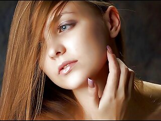 نوجوان خاتون اولگا Cabaeva undresses اور اس کی بلی کے ساتھ ادا کرتا ہے سگسی روسی