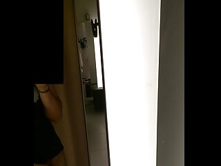 پرانا سکس روسیه ای نینی جاتا ہے اور مطمئن کی طرف سے ایک نوجوان لڑکی strapon کے ساتھ